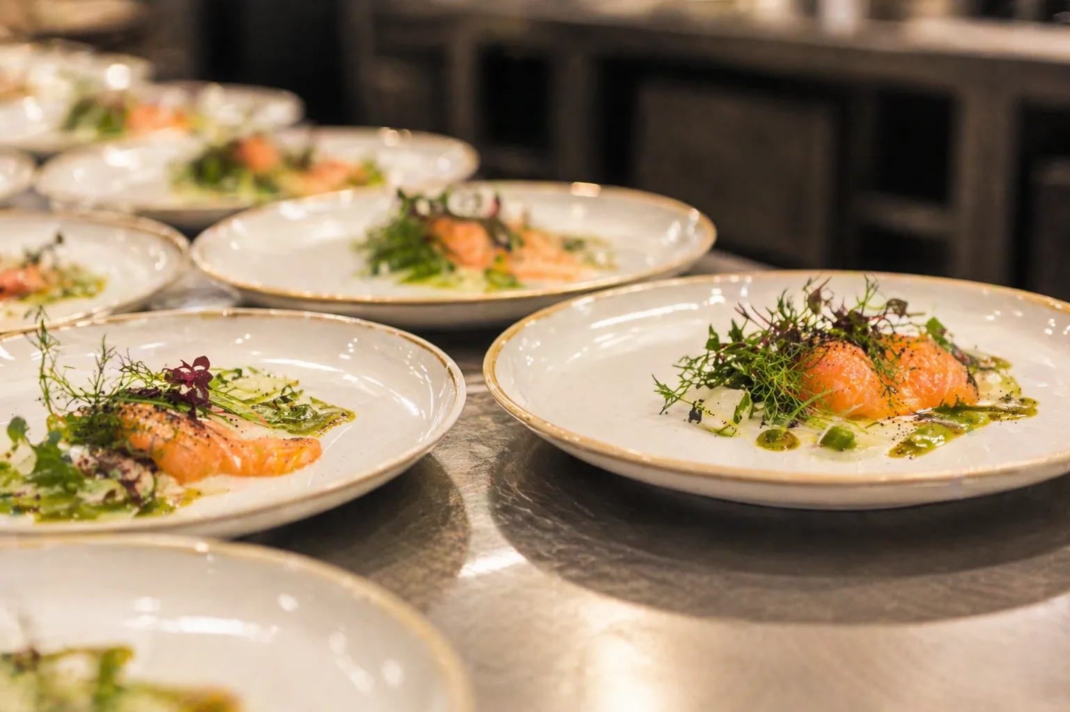 Gebeizter Lachs mit Kräuter-Jus, plattiert in unserer Küche